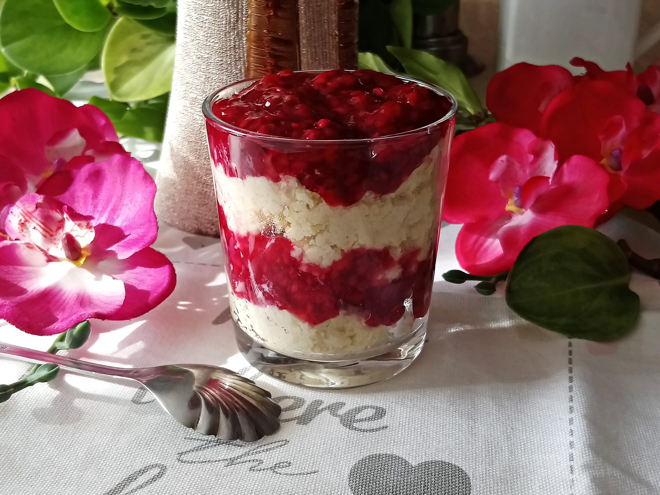 Kokosowy pudding jaglany z malinami