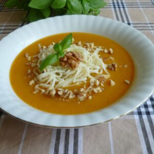 Kremowa zupa dyniowa z makaronem i orzechami