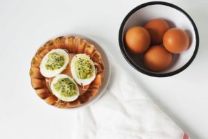 Faszerowane jajka z awokado i suszonymi pomidorami