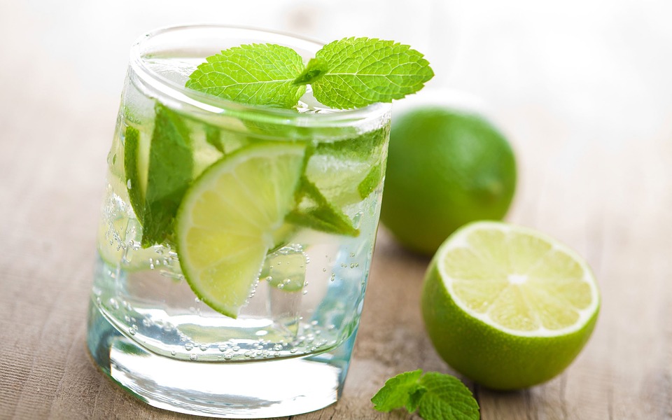 Poranny detoks – woda z cytryną i limonką