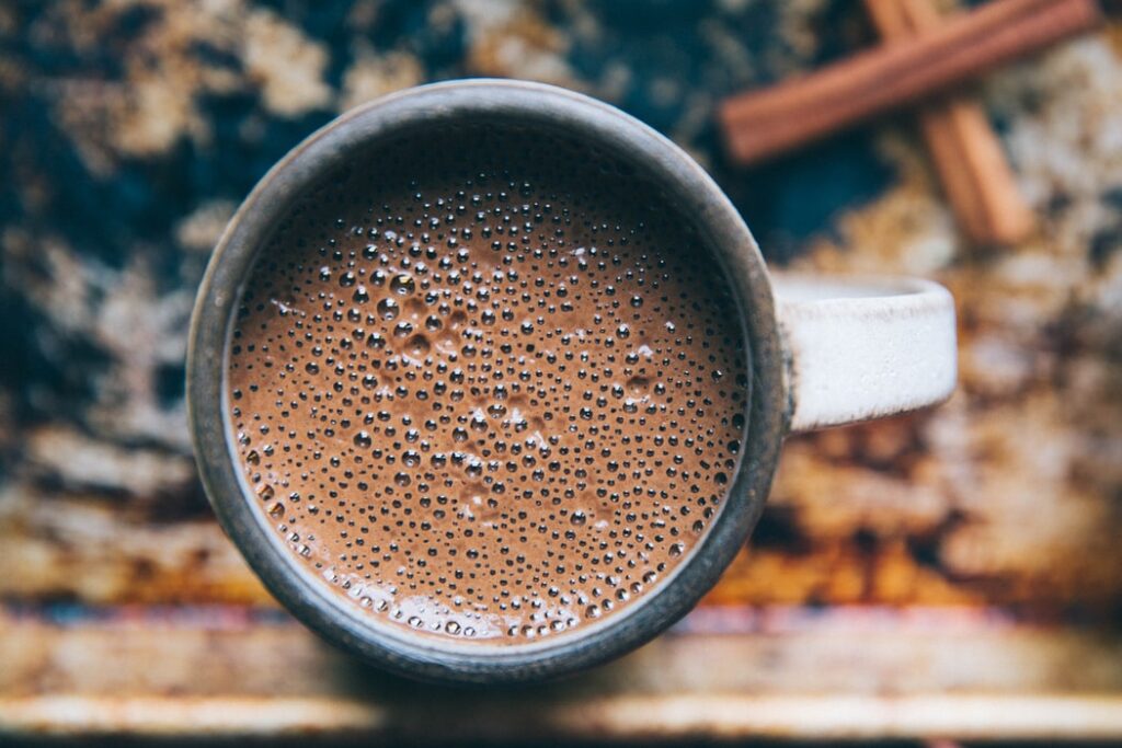Rozgrzewająca kawa z cynamonem