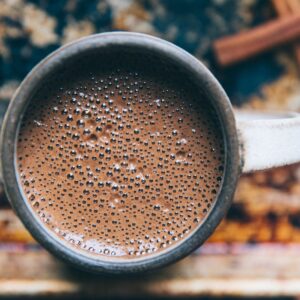Rozgrzewająca kawa z cynamonem