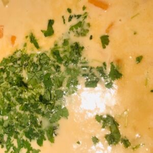 Zupa curry z batatami i czerwoną soczewicą