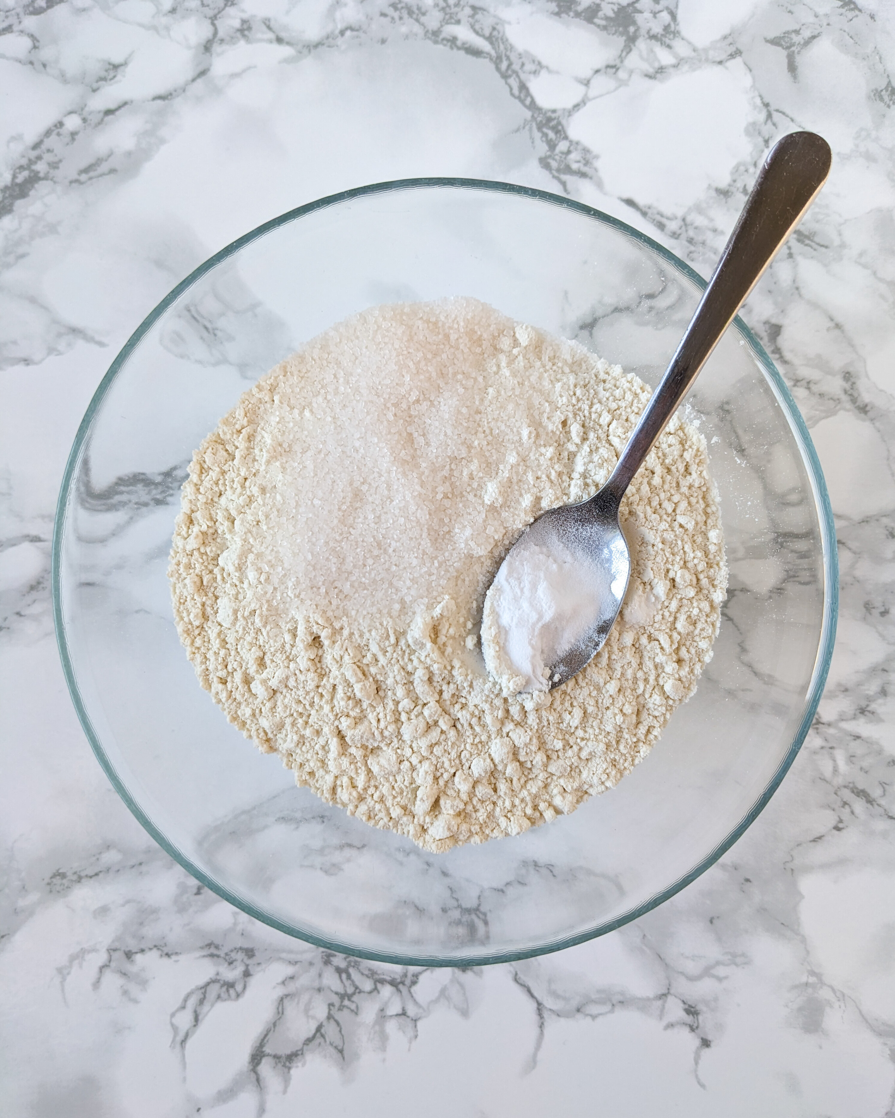 Pierwszy krok wymieszaj mąkę u cukier