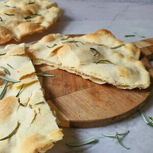 Focaccia z rozmarynem – cienka i chrupiąca